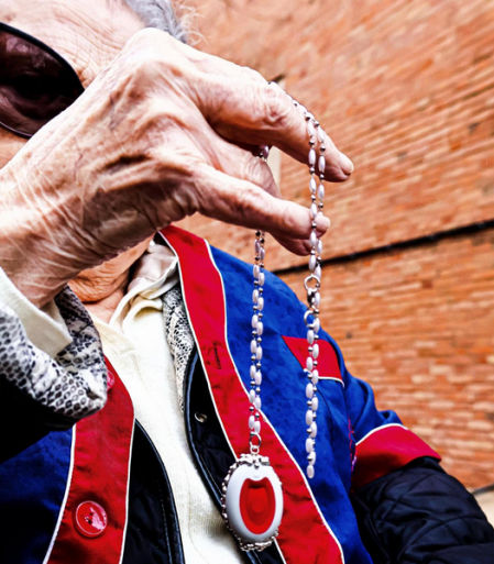 El botón oculto tras la medalla