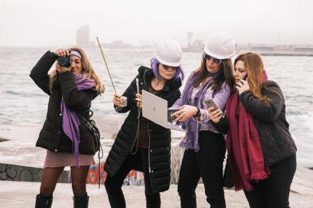 Quedada del 8-M en el espigón de la Mar Bella.