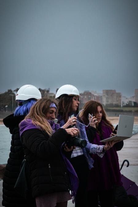 Mujeres participantes en la quedada del 8-M en el espigón de la Mar Bella.