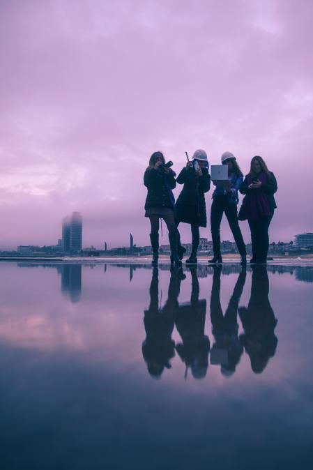 Reflejos en la quedada por la mujer en el 8-M en el espigón de la Mar Bella.