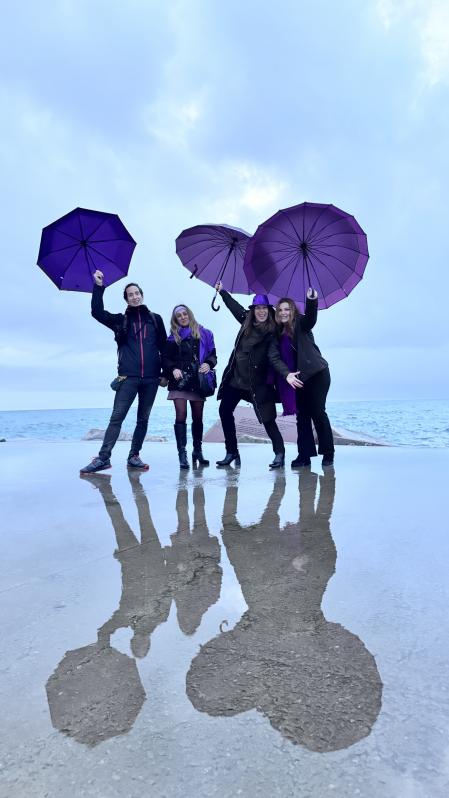 Paraguas morados en la quedad del 8-M en el espigón de la Mar Bella.