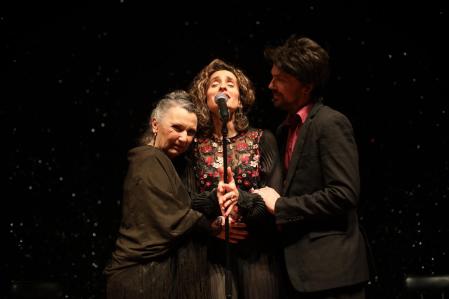 Imatge d'escena de 'Sicalíptiques'. Direcció escènica: Xavier Albertí. Dramatúrgia: Josep Maria Miró. Intèrprets/cantants: Aina Sánchez, Carles Cors i Mont Plans