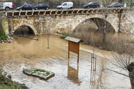 El cauce del rio Henares este lunes, a su paso por Guadalajara