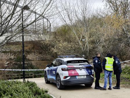 Miembros de la Policía Local en el rio Henares este lunes, a su paso por Guadalajara