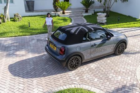 La capota de tela está disponible en negro y, opcionalmente, con la bandera de la Union Jack en gris&nbsp;