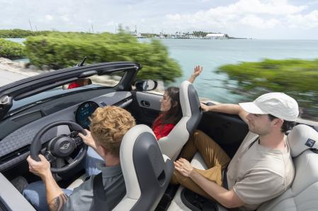 El interior está homologado para cuatro personas, aunque el espacio para las piernas de los ocupantes traseros es escaso&nbsp;