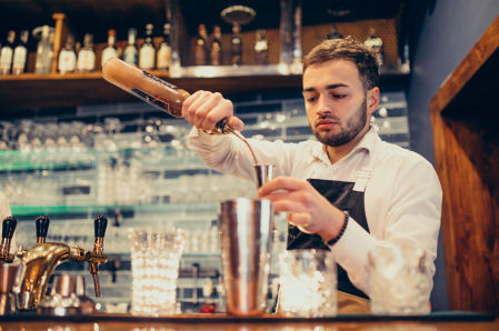 Aprende a ser un buen barman con esta formación.