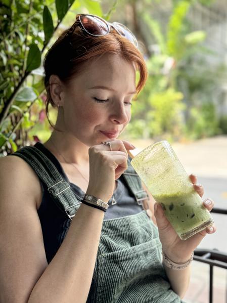 Mujer bebiendo matcha