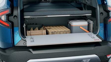 Debajo de la cama trasera hay un cajón de madera con 220 litros de almacenamiento