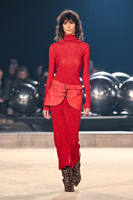 Mica Arganaraz desfilando para Isabel Marant