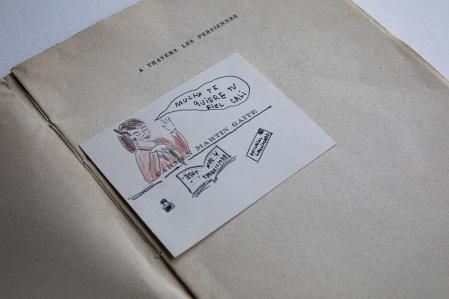 Tarjeta de visita de Martín gaite con dibujo de la propia escritora, que se hacía llamar ‘Cali’. (En la edición francesa de ‘Entre visillos’)&nbsp;