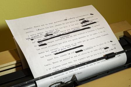 Ana María Matute siempre utilizó la máquina de escribir. En la imagen, tal y como la dejó, con un folio inacabado&nbsp;