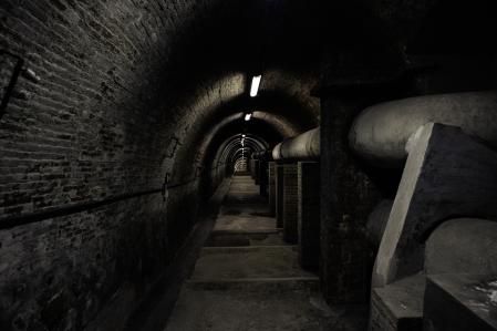 Túnel con tuberías.
