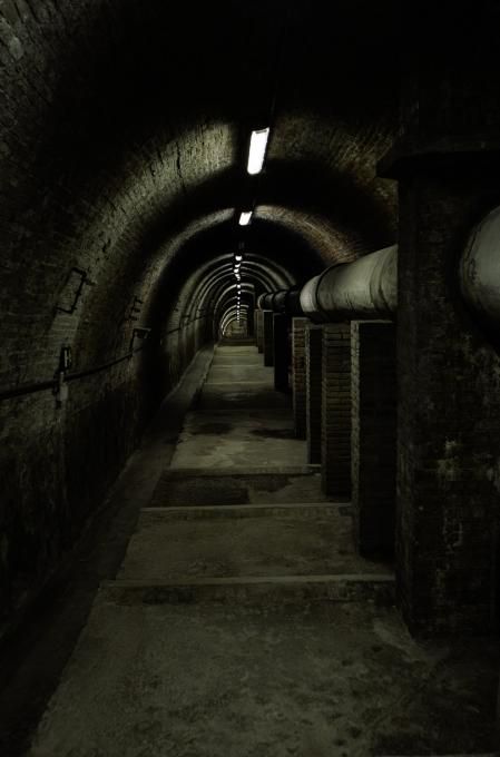 Siguiendo un túnel de la Casa de l’Aigua de Barcelona.