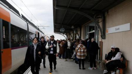 Andén de la estación de Cunit, justo después de la llegada de uno de los convoyes previstos este sábado