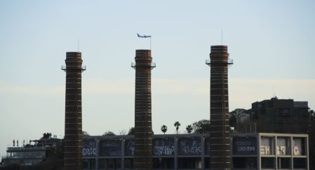 Chimenea del Paral·lel coronada por el avión.
