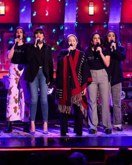 Rozalén, Luisa Gavasa, Paula Iwasaki, Raquel Varela, Laura Porras son 'Chavela'.