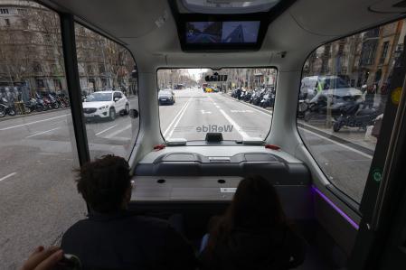 Un vehículo de conducción autónoma de Renault circula por el Paseo de Gracia de Barcelona en una muestra de la experiencia de vehículo autónomo para el transporte urbano en España.