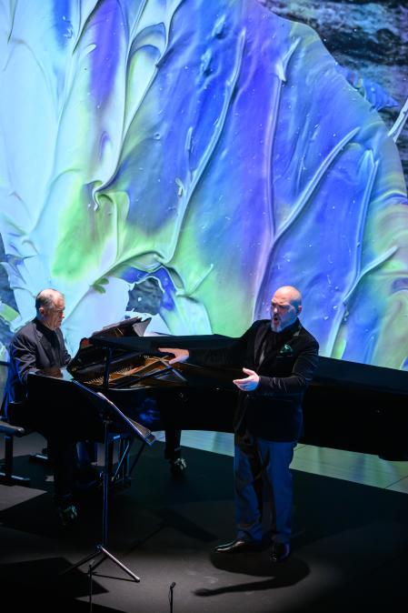 Drake y Maltman durante un momento de su actuacion