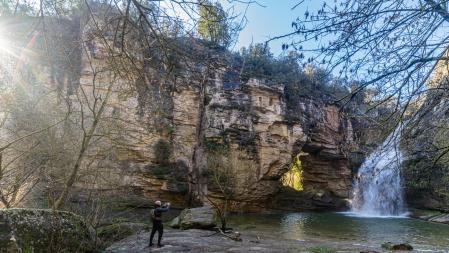 Se ilumina el agujero de la cascada de La Foradada.