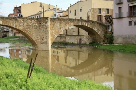 Agua en el río Daró, en la Bisbal d'Empordà, tras las últimas lluvias.