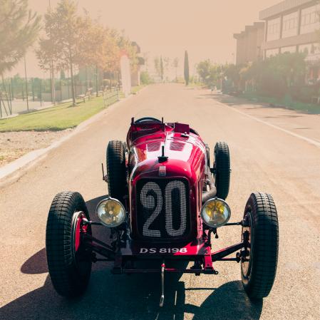El T26 participó en la Targa Florio de 1926 con Alfieri Maserati al volante, quien ganó su categoría