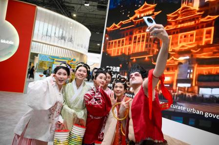 Algunos empleados del gigante de telefonía China Mobile durante el pasado Mobile World Congress de Barcelona, hace dos semanas