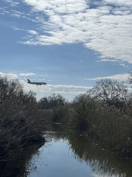 Avión sobrevolando los parajes naturales del Delta del Llobregat.
