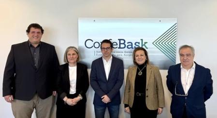 Dirigentes de EH Bildu y Confebask, en su reunión este lunes en Bilbao