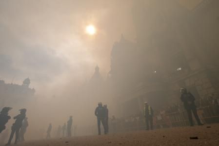Vista general de la plaza del ayuntamiento durante la mascletà disparada este miércoles a cargo de Pirotecnia FX Caballer, de Moncada (Valencia)