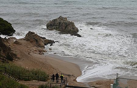 Observando el temporal de levante en la Roca Grossa de Calella-Maresme.