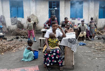 Una mujer desplazada por el conflicto junto a varios familiares en la aldea de Kalenga, cerca de Sake.&nbsp;