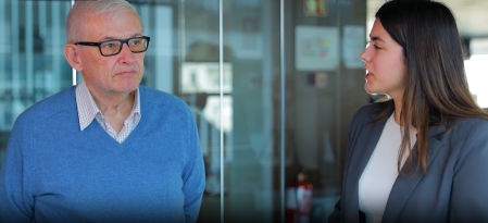El lector Joan Soldevila y la presentadora Gisela Fernández, en el FotoDocs de la iglesia de Sant Agustí de Lloret Salvatge.