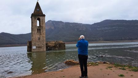 La iglesia ya está rodeada por el agua en Sau.