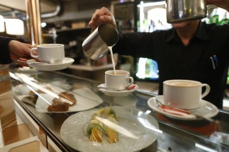 Trabajador, trabajando, camarero, bar, autónomo, consumo, cafetería, café, precios, IPC, empleo, paro, parados, hostelería, desayuno