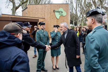 El alcalde Collboni saluda a mandos de los Mossos y de la Guardia CIvil implicados en esta iniciativa