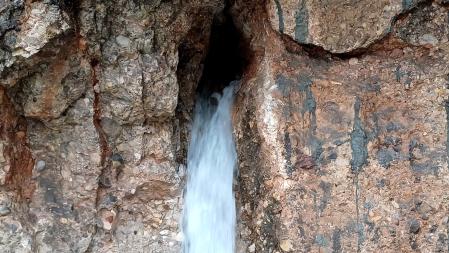 La Mentirosa vuelve a emanar agua con las lluvias de marzo.