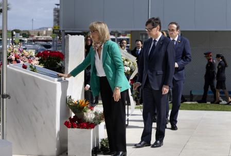 Lourdes Bonet, de la asociación de familiares de víctimas de Germanwings, y los presidentes de la Generalitat y el Parlament, Salvador Illa y Josep Rull&nbsp;