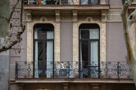 La terraza de uno de los pisos en cuestión en la ronda Sant Pere