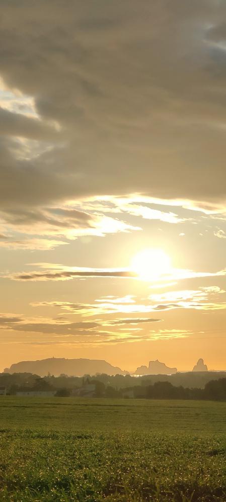 Paisaje tras la lluvia en el Empordà.