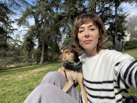 La actriz de 'El Pueblo' siempre se lleva a su perra Gala a los rodajes cuando puede