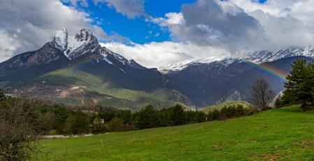 El arco iris con el Pedraforca y el Cadí nevados.