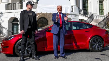 Elon Musk, con Donald Trump y uno de sus modelos en la Casa Blanca el pasado 11 de marzo