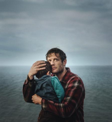 James Norton acaba de estrenar 'Dos familias'. 