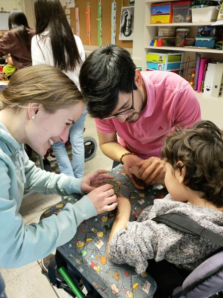 Los alumnos de Integración Social del Sagrat Cor Sarrià implementan actividades que han diseñado en diferentes colectivos.