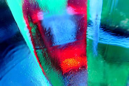 Representación de una puesta de sol entre cipreses en una imagen captada con la técnica de reflejos en la carrocería de una furgoneta y con inspiración en la mirada de Van Gogh.