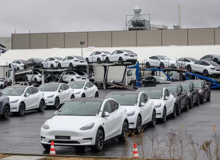 Decenas del renovado Tesla Model Y, en la gigafactoría de Tesla en Brandeburgo (Alemania)&nbsp;