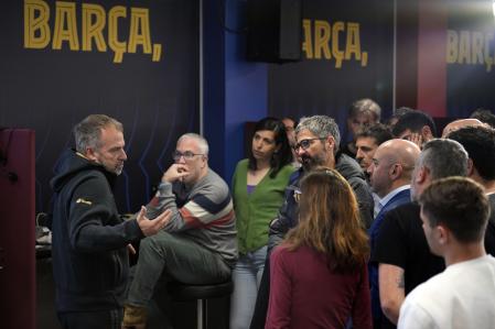 GRAFCAT5949. SANT JOAN DESPÍ (BARCELONA), 26/03/2025.- El entrenador del FC Barcelona, Hansi Flick, conversa con la prensa tras la rueda de prensa posterior al entrenamiento que el equipo azulgrana ha realizado este miércoles en la ciudad deportiva Joan Gamper para preparar el partido aplazado de LaLiga que mañana disputarán ante el Osasuna. EFE/Alejandro García