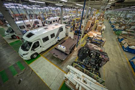 Entre los próximos meses de mayo y abril, Adria Mobil espera fabricar dos vehículos muy especiales: la unidad 55.000 de camper y la unidad 100.000 de autocaravana.