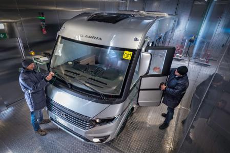 Dos operarios comprueban los acabados y la calidad de una autocaravana